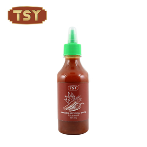 Plastikflasche im Restaurant-Stil, extra scharfe Sriracha-Chilisauce zum Dippen